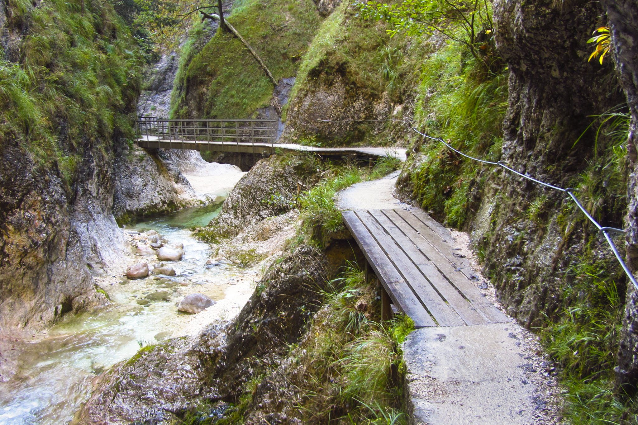 Der schmale Weg durch die Almbachklamm Der schmale Weg durch die Almbachklamm