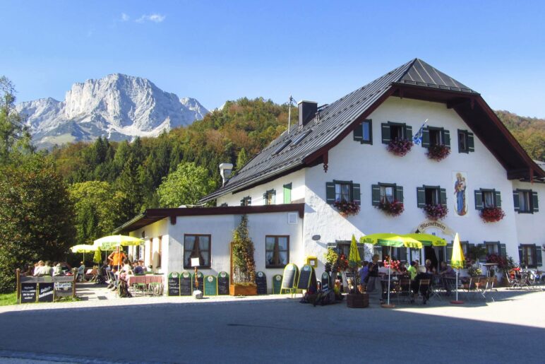 Der Mesnerwirt in Ettenberg, direkt neben der Kirche. Im Hintergrund der Untersberg