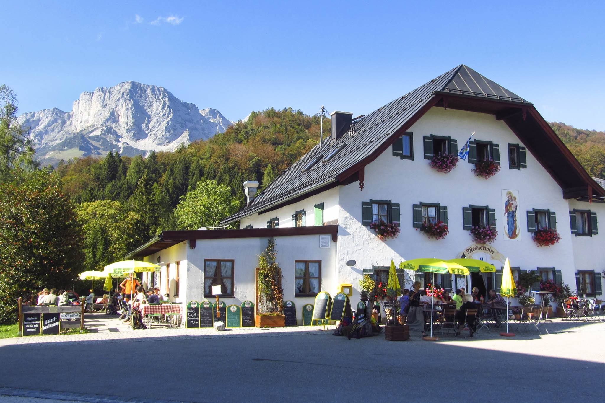 Der Mesnerwirt in Ettenberg, direkt neben der Kirche. Im Hintergrund der Untersberg Der Mesnerwirt in Ettenberg, direkt neben der Kirche. Im Hintergrund der Untersberg