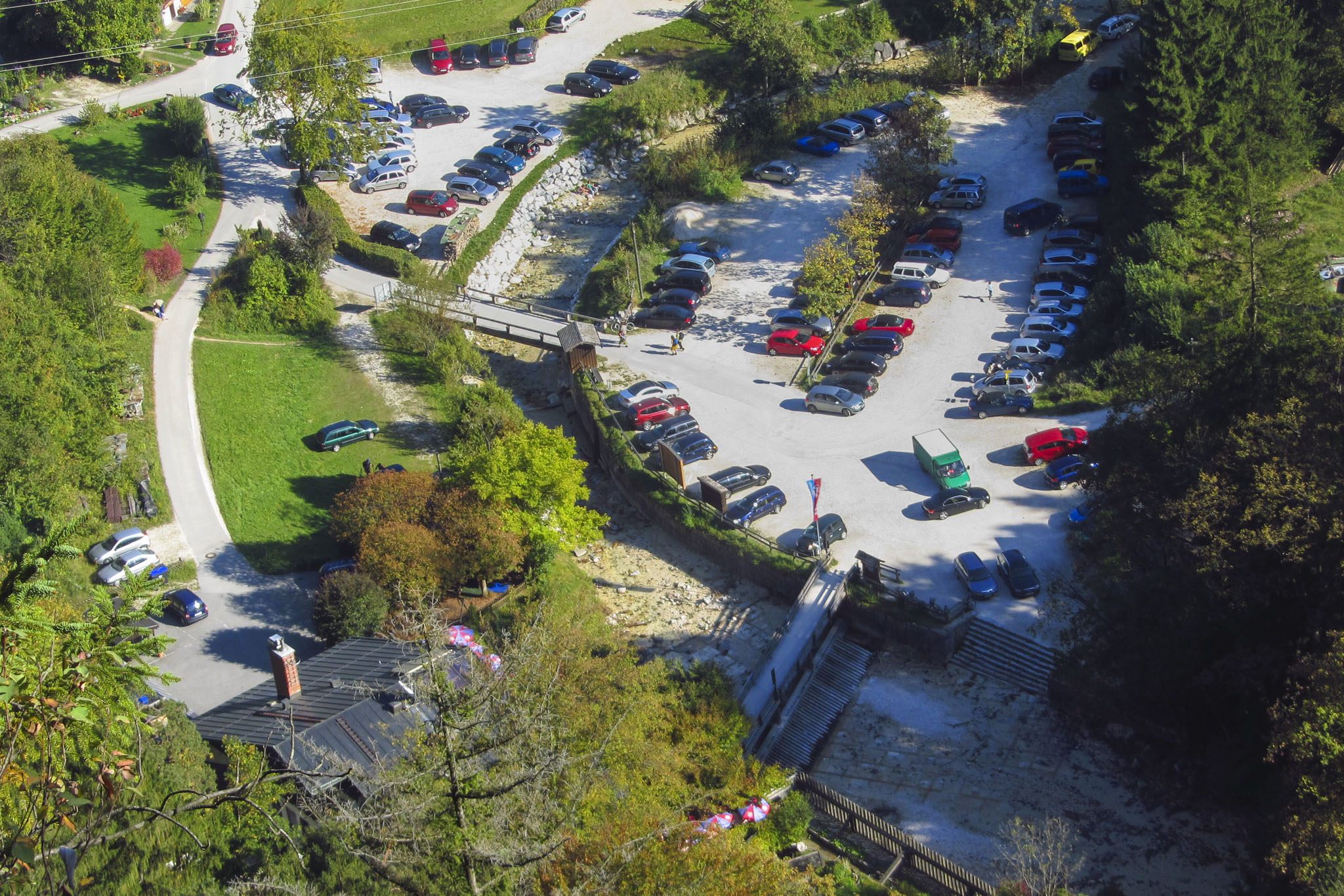 Nicht mehr weit bis zum Ziel: Der Parkplatz an der Kugelmühle Nicht mehr weit bis zum Ziel: Der Parkplatz an der Kugelmühle