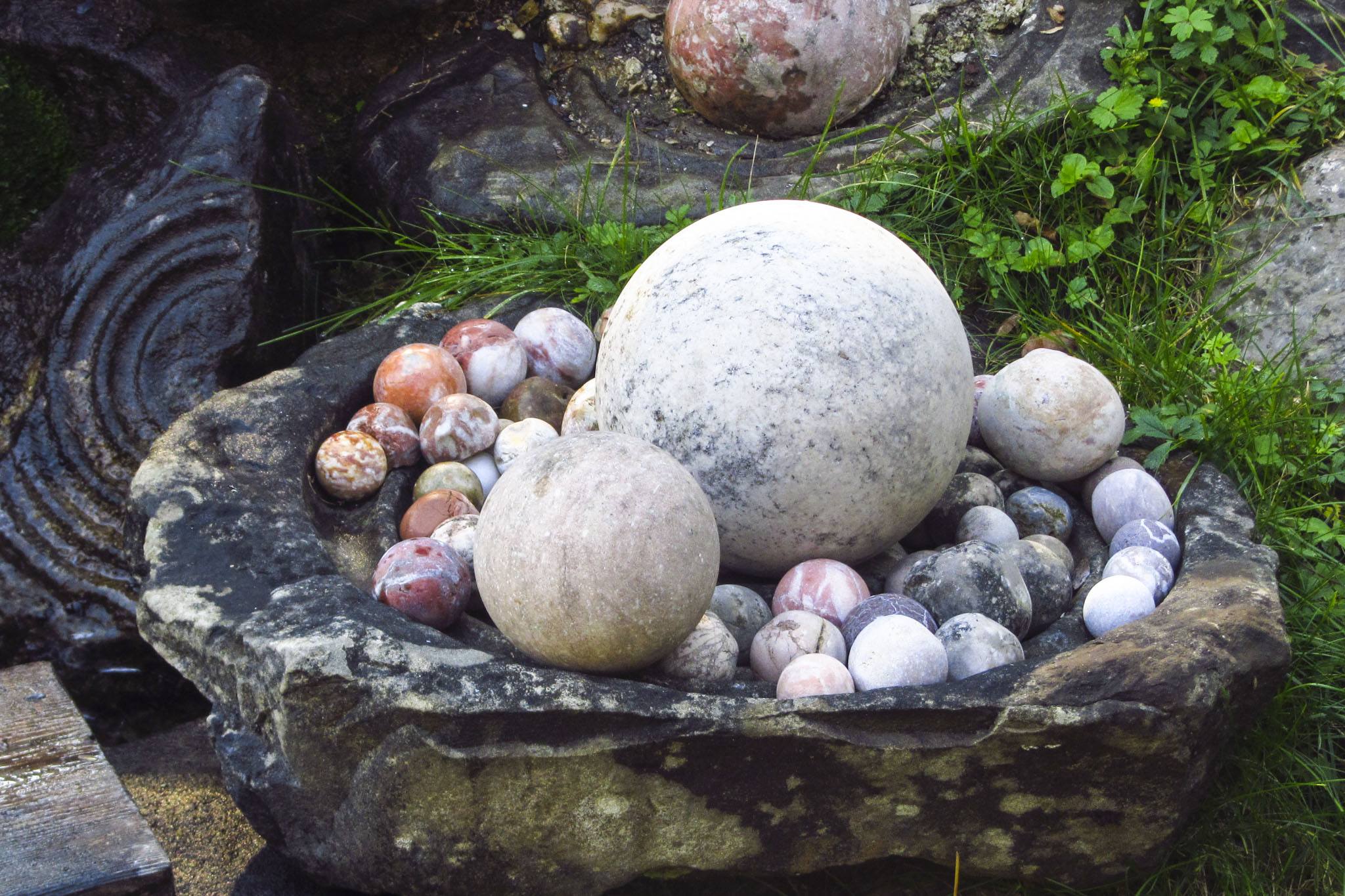 Kugeln aus Untersberger Marmor an der Kugelmühle Kugeln aus Untersberger Marmor an der Kugelmühle