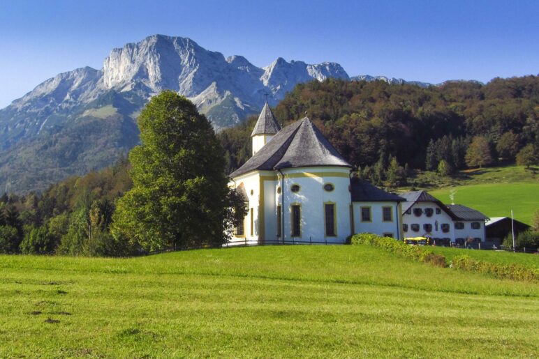 Blick auf die Wallfahrtskirche Ettenberg und den Untersberg