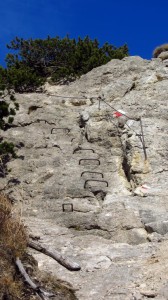 Klammern und Seilversicherung auf dem Weg zum Stripsenkopf