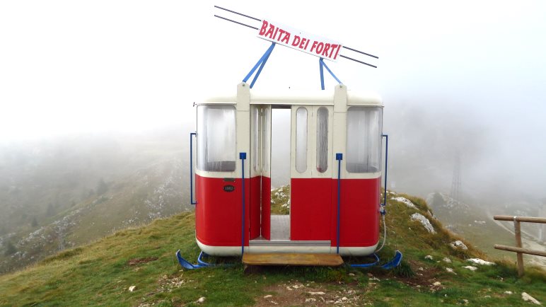 Sehr schön mit Nebel im Hintergrund: Eine alte Gondel der Funivia Monte Baldo 