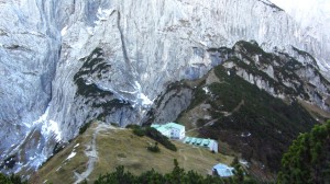 Das Stripsenjochhaus vor der Felswand
