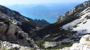 Immer wieder geht der Blick hinunter auf den Gardasee