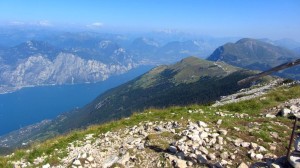 Blick von der Cima Pozzette bis Riva del Garda und den nördlichen Teil des Gardasees