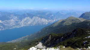 Blick zurück auf die Colma di Malcesine und den 200 Meter tiefer gelegenen Gardasee