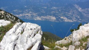 Weiße Felsen und blauer Gardasee