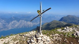 Der Gipfel der Cima Pozzette mit dem ungewöhnlichen Gipfelkreuz