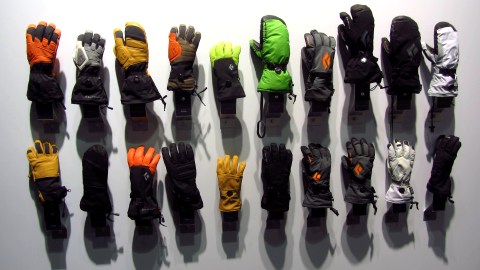 Eine ganze Wand voller Handschuhe Eine ganze Wand voller Handschuhe