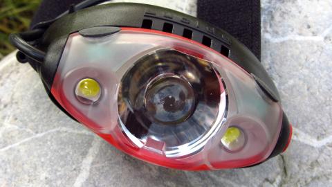 Die Mammut Lucido TX1 hat neben mit der zentralen Hauptlampe zwei Flächenstrahler-LED Die Mammut Lucido TX1 hat neben mit der zentralen Hauptlampe zwei Flächenstrahler-LED