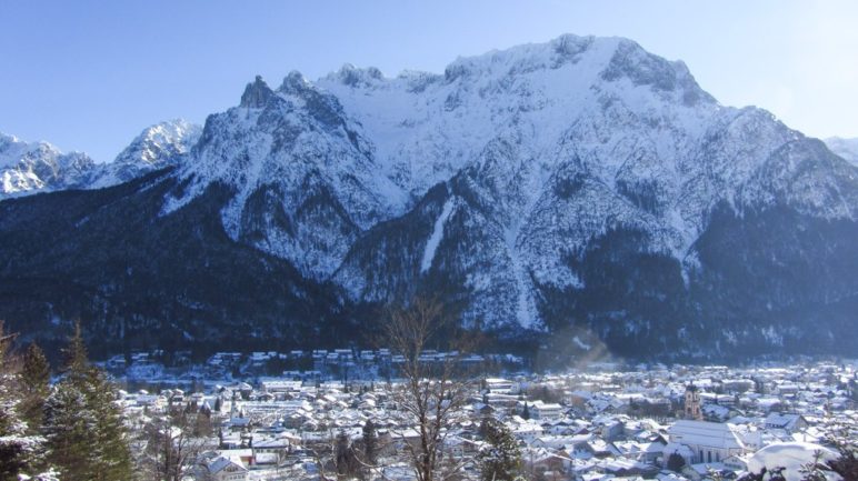 Von der Talstation der Kranzbergbahn blickt man direkt auf Mittenwald und das Karwendelmassiv