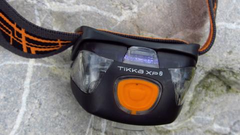 Ein großer zentraler Schalter an der Petzl Tikka2 XP Ein großer zentraler Schalter an der Petzl Tikka2 XP