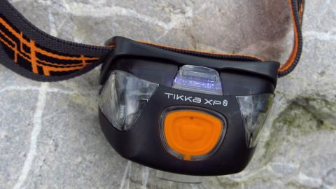 Ein großer zentraler Schalter an der Petzl Tikka2 XP