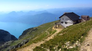 Blick hinunter zum Rifugio Telegrafo mit dem Gardasee im Hintergrund