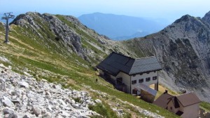 Das Rifugio Telegrafo am Monte Baldo, von der Cima Telegrafo aus gesehen