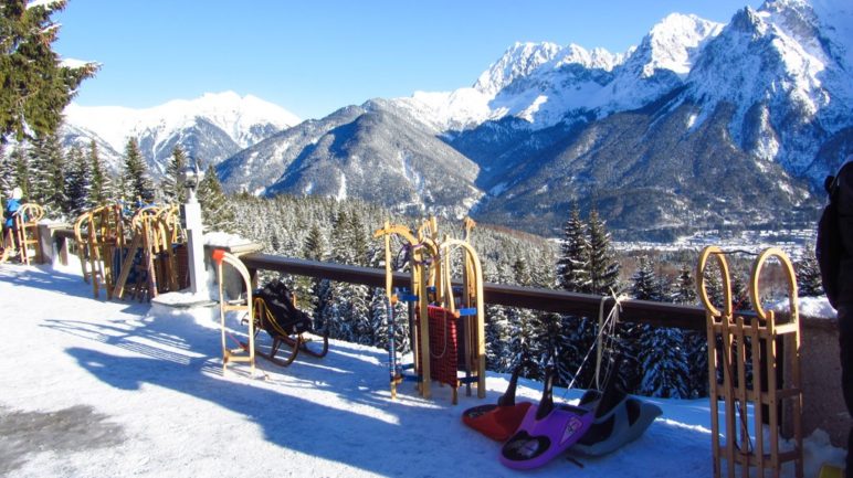 Schlitten-Parkplatz mit Bergblick am Gasthaus St. Anton