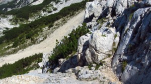 Sicherungskette - an dieser Stelle geht es steil über Steinplatten bergauf