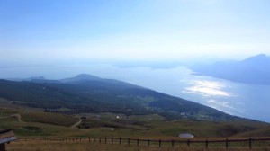 Tief unter uns liegt der südliche Gardasee in der Nachmittagssonne