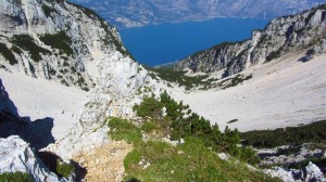 Talblick auf den Gardasee und Limone am anderen Ufer