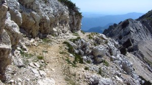 Ein schmaler Weg führt vom Gipfel der Cima Valdritta hinunter