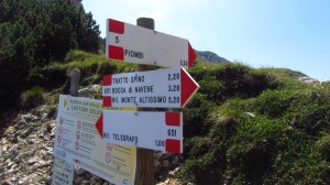 Wegweiser am Monte Baldo, weiter geht es zum Rifugio Telegrafo