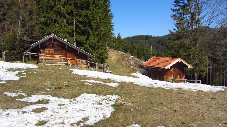 Die zwei Almhütten auf der Sonntraten - mit letzten Schneeresten