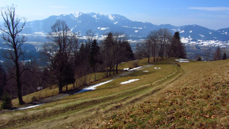 Blick von der Bank hinüber zum Brauneck