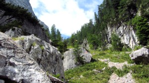 Wanderweg zwischen großen Felsen