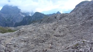 Felslandschaft auf dem Weg Richtung Watzmann, der noch von Wolken umgeben ist