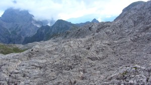 Felslandschaft auf dem Weg Richtung Watzmann, der noch von Wolken umgeben ist