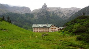 Das Kärlingerhaus am Funtensee, im Hintergrund das markante Schottmalhorn