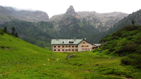 Das Kärlingerhaus am Funtensee, im Hintergrund das markante Schottmalhorn