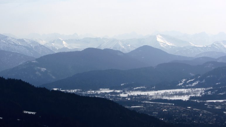 Im Dunst zeigen sich die Karwendelberge im Süden