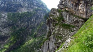 Erst im nachhinein sieht man, wie ausgesetzt der Weg an der Sigeretplatte wirklich ist. Im oberen rechten Drittel des Bildes ist die Holztreppe zu sehen.