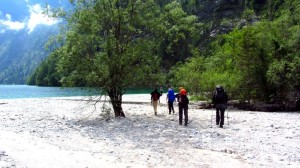 Am Steinstrand am Königssee, kurz hinter St. Bartholomä