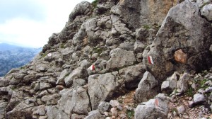 Hart am Fels entlang führt der Wanderweg