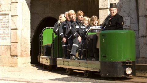 Mit diesen Zügen fährt man ins Bergwerk - Bild: Salzbergwerk Berchtesgaden