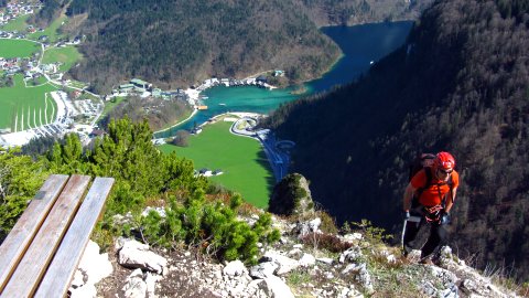 Von der Bank aus zeigen sich der Königssee und das ganze Tal 