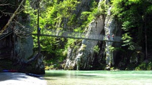 Die Hängebrücke über die Tiroler Ache an der Entenlochklamm