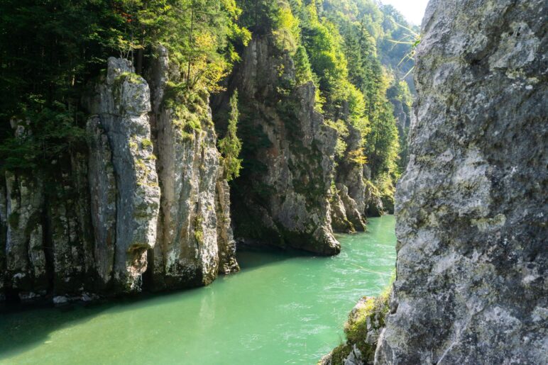 Senkrecht aufragende Felsen an der Tiroler Ache