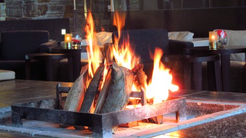 Der offene Kamin in der Hotellobby Der offene Kamin in der Hotellobby