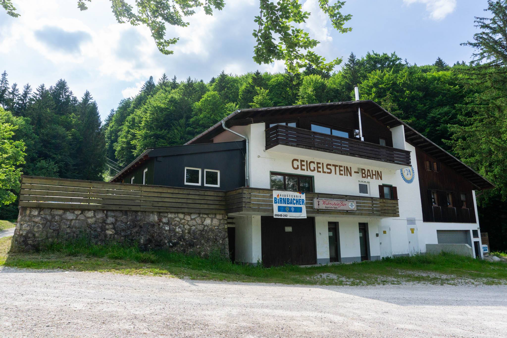 Direkt an der Talstation der ehemaligen Geigelsteinbahn beginnt die Wanderung