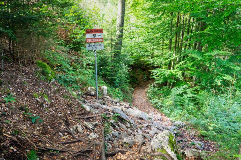 Mehr als ein Schuild und ein GRenzstein braucht es hier nicht. Eine wirklich grüne Grenze