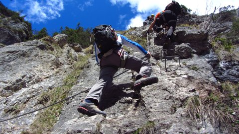 Gleich zu Beginn geht es über Bügel steil nach oben