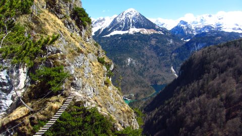 Über die Hängebrücke treffen die schwierigen Variante auf unsere. Unten der Königssee