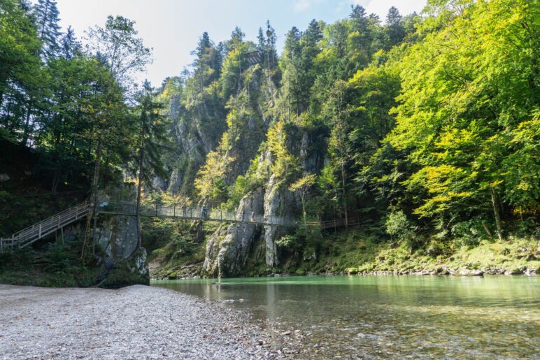 Die Hängebrücke, vom Kiesstrand aus gesehen