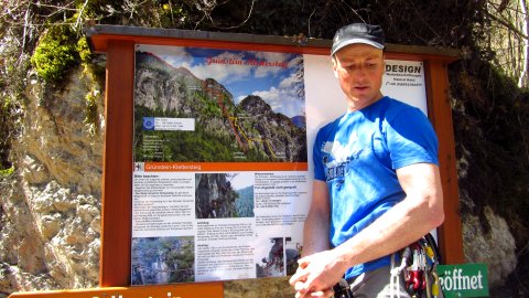 Korbi von der Klettersteigschule erklärt den Verlauf des Klettersteigs an der Tafel