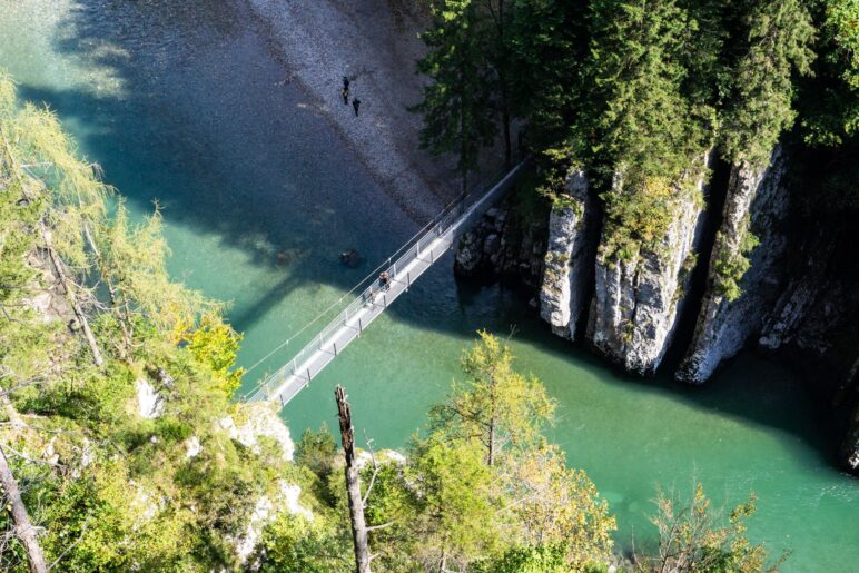 Der Blick auf die Hängebrücke über die Tiroler Achen